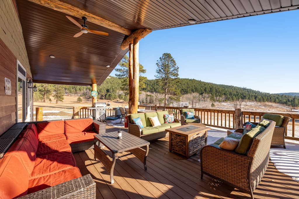 Fantastic and secluded house with two lofts, balcony, & swing set - near hiking
