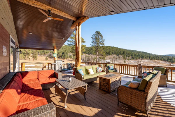 Fantastic and secluded house with two lofts, balcony, & swing set - near hiking