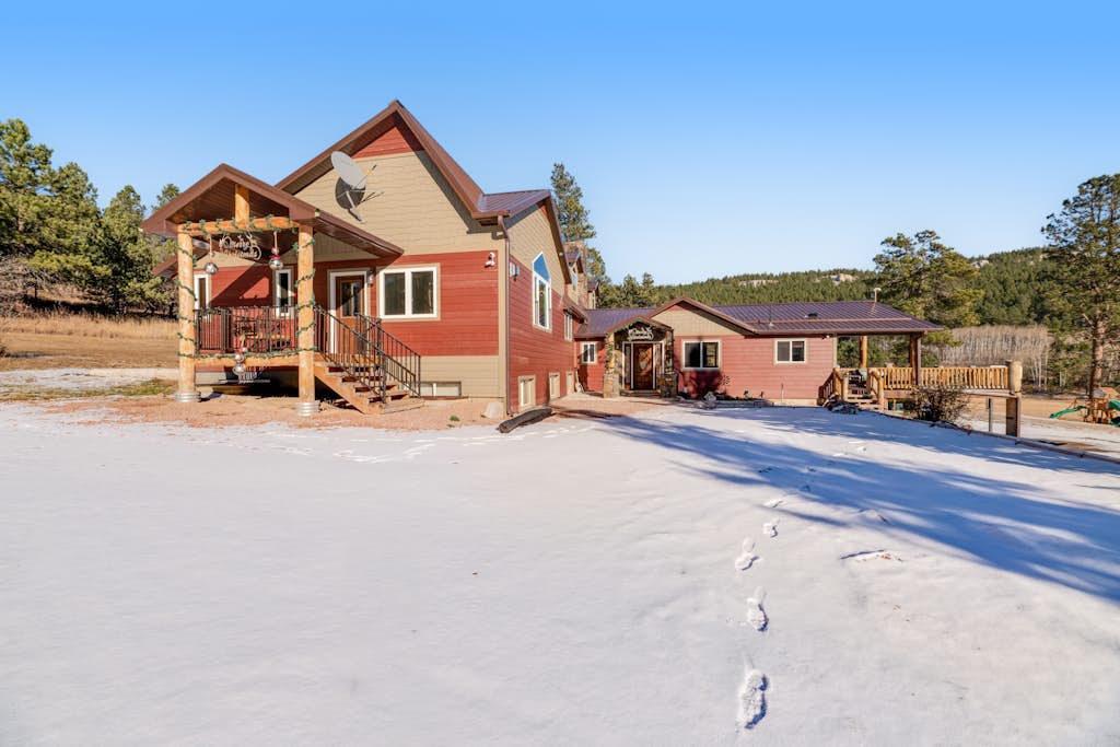 Fantastic and secluded house with two lofts, balcony, & swing set - near hiking
