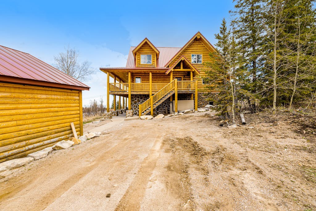 Ski-in/ski-out lodge at Terry Peak with private hot tub, fireplaces & game room