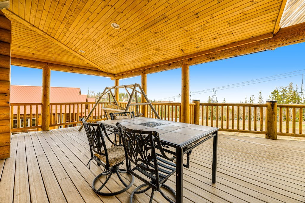 Ski-in/ski-out lodge at Terry Peak with private hot tub, fireplaces & game room