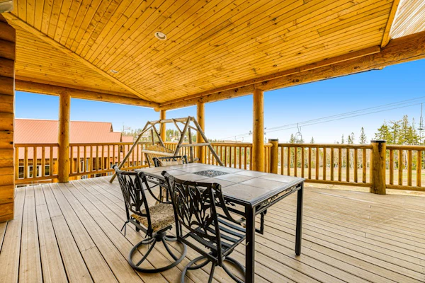 Ski-in/ski-out lodge at Terry Peak with private hot tub, fireplaces & game room