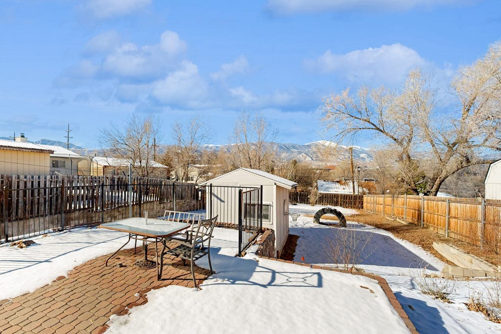 Adorable dog-friendly home in a great location with mountain views & yard