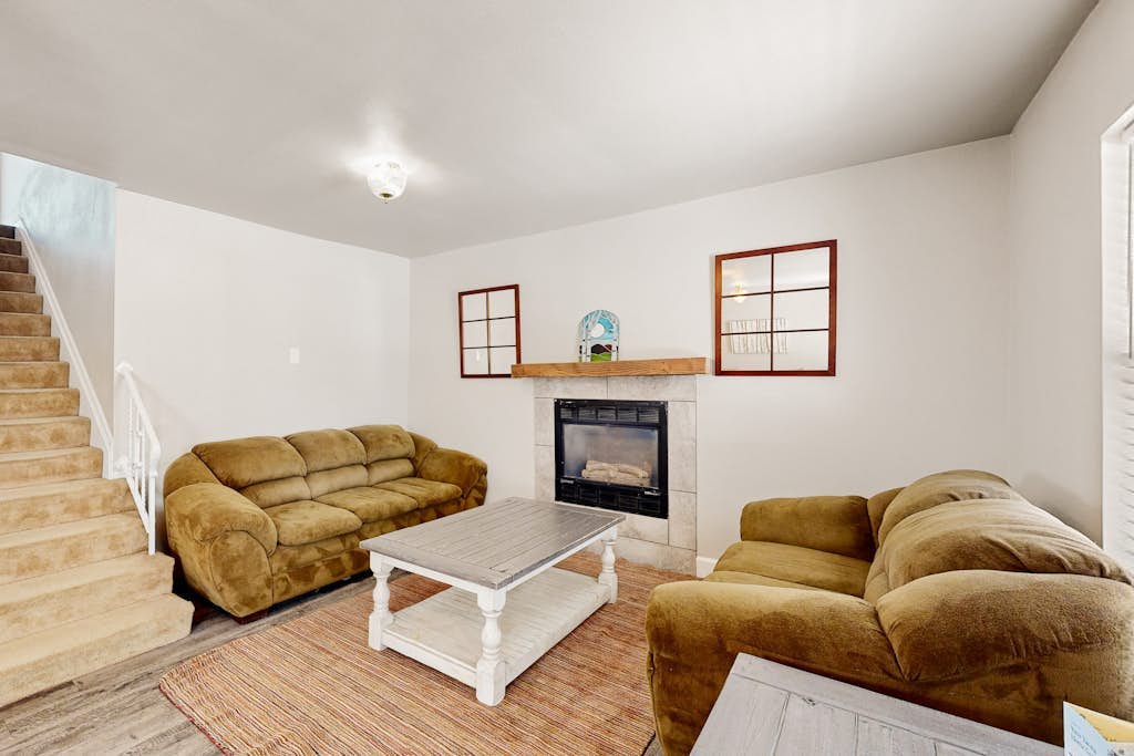 Adorable dog-friendly home in a great location with mountain views & yard