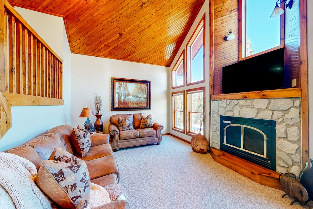 Spacious & secluded home with private hot tub, billiards, fireplaces, & deck