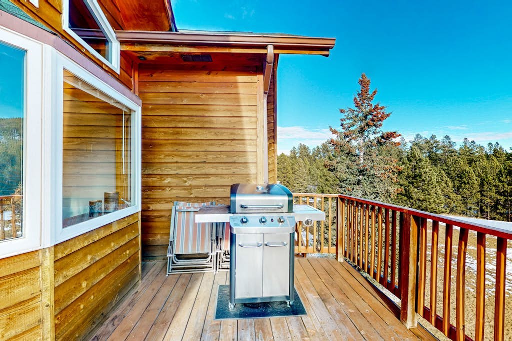 Spacious & secluded home with private hot tub, billiards, fireplaces, & deck
