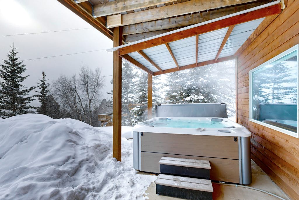 Mountain cabin with game room, hot tub, deck, fireplace, grill, & AC