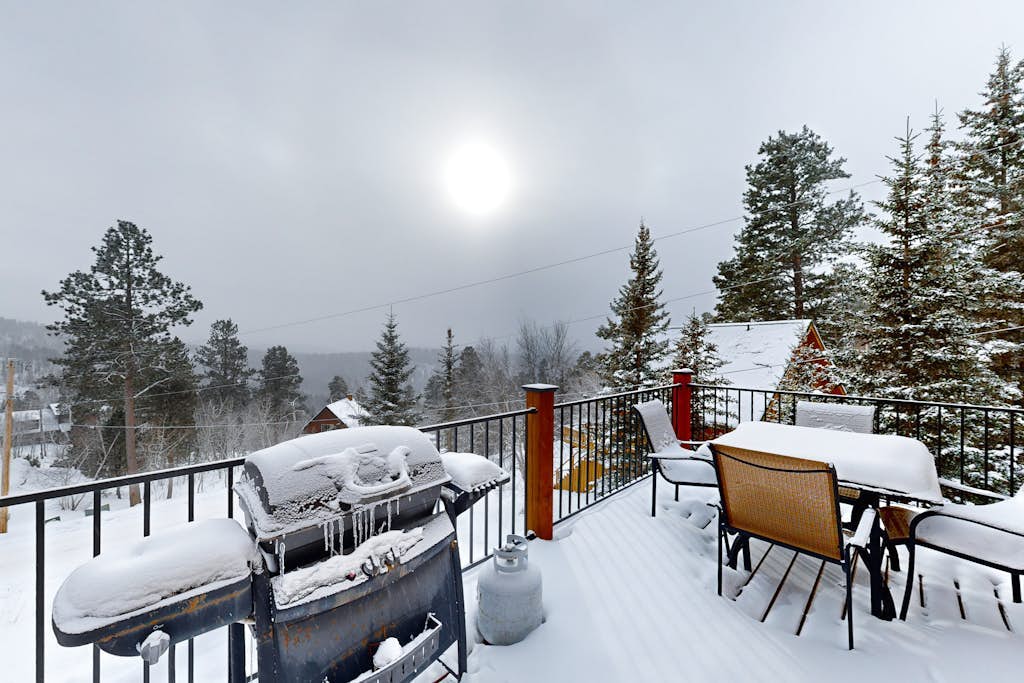 Mountain cabin with game room, hot tub, deck, fireplace, grill, & AC