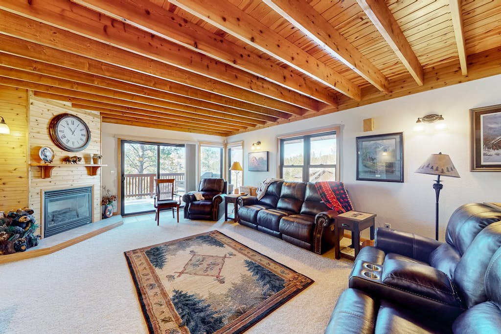 Spacious cabin near skiing with amazing view, hot tub, fireplaces, & decks