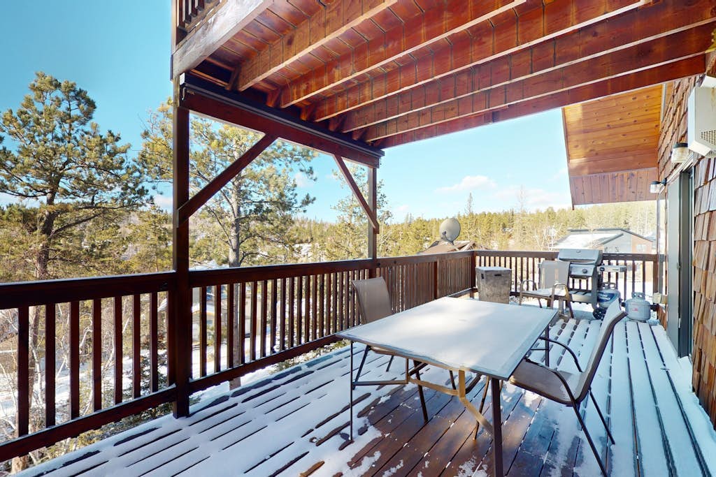 Spacious cabin near skiing with amazing view, hot tub, fireplaces, & decks