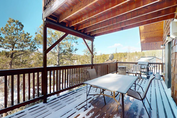 Spacious cabin near skiing with amazing view, hot tub, fireplaces, & decks