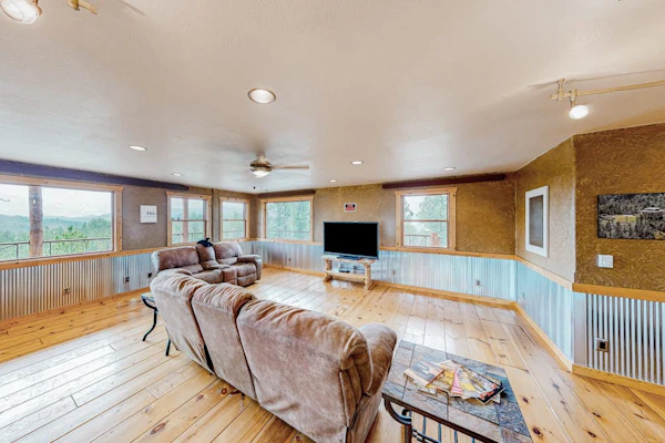 Custom pine cabin with stunning Black Hills views, wraparound deck, & W/D