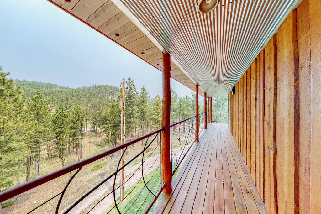 Custom pine cabin with stunning Black Hills views, wraparound deck, & W/D