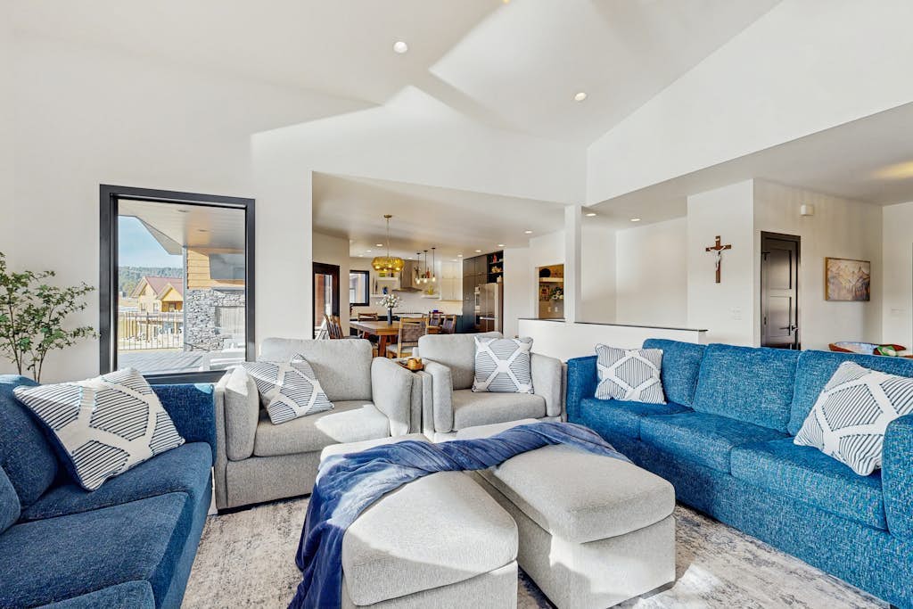 Stunning spacious home w/ amazing views, hot tub, AC & golf simulator