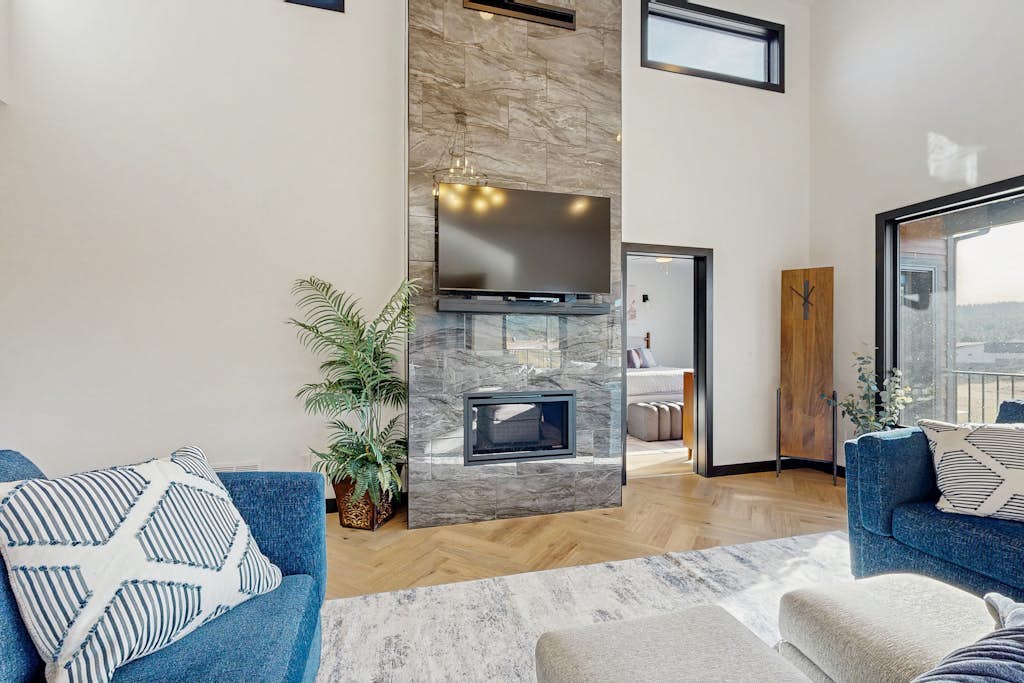 Stunning spacious home w/ amazing views, hot tub, AC & golf simulator
