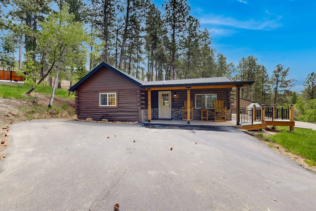 Stunning secluded cabin / ATV trails / Pond views / Hot tub / WiFi / Wildlife