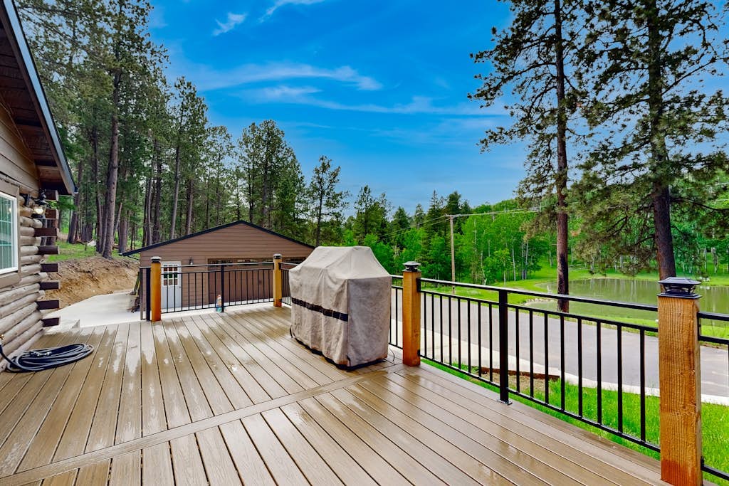 Stunning secluded cabin / ATV trails / Pond views / Hot tub / WiFi / Wildlife