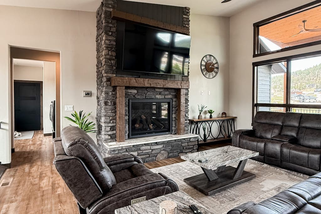 Immaculate, dog-friendly home w/hot tub, outdoor patio, pool table & lake views
