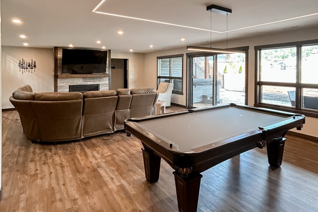 Immaculate, dog-friendly home w/hot tub, outdoor patio, pool table & lake views