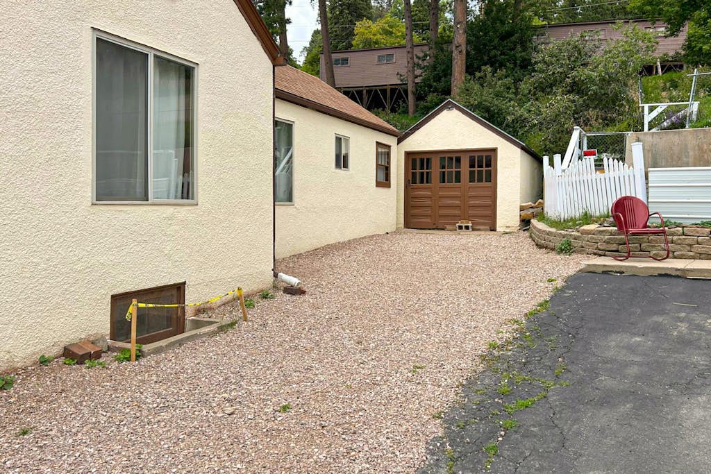 Charming stay near Deadwood with gas fireplace, partial AC, & washer/dryer