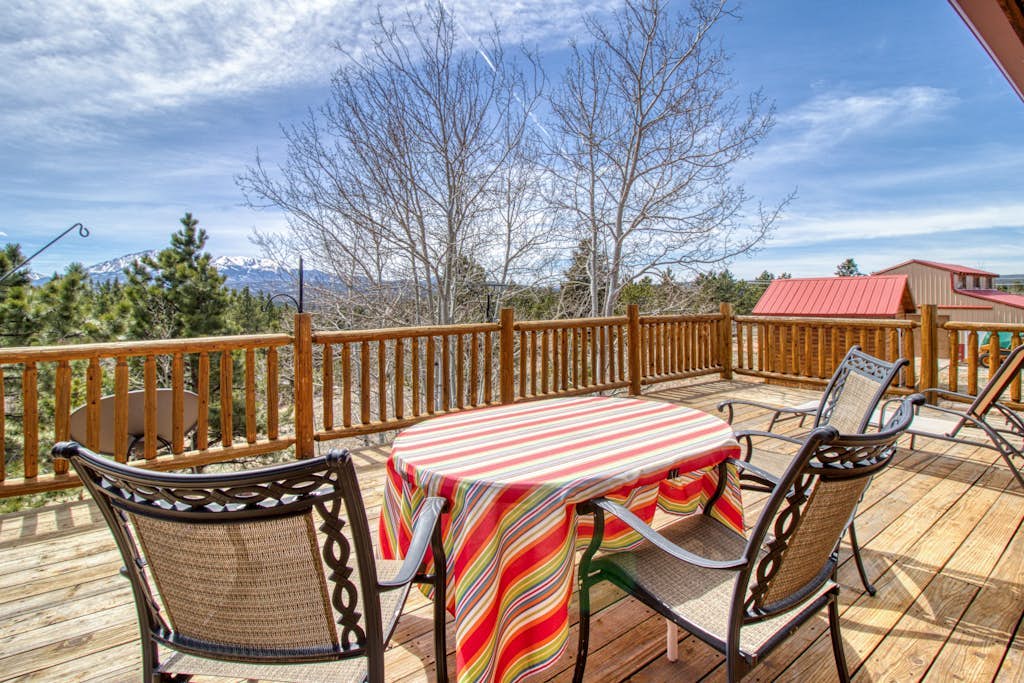 Cabin on 10 acres with private hot tub, views of Pikes Peak