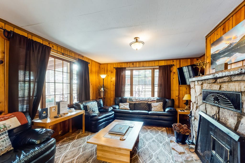 Dog-friendly cabin w/ full kitchen, free WiFi, great location & updated bathroom