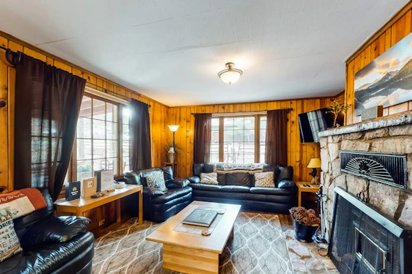 Dog-friendly cabin w/ full kitchen, free WiFi, great location & updated bathroom