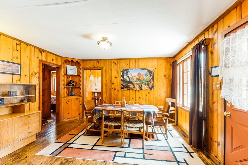 Dog-friendly cabin w/ full kitchen, free WiFi, great location & updated bathroom