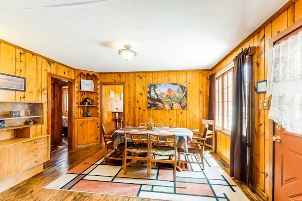 Dog-friendly cabin w/ full kitchen, free WiFi, great location & updated bathroom