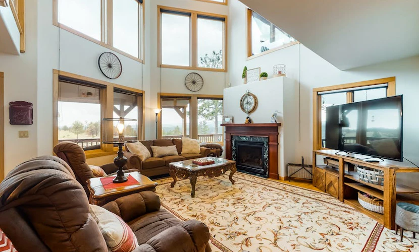 Snowbird-friendly secluded retreat with stunning views, spacious deck, & loft