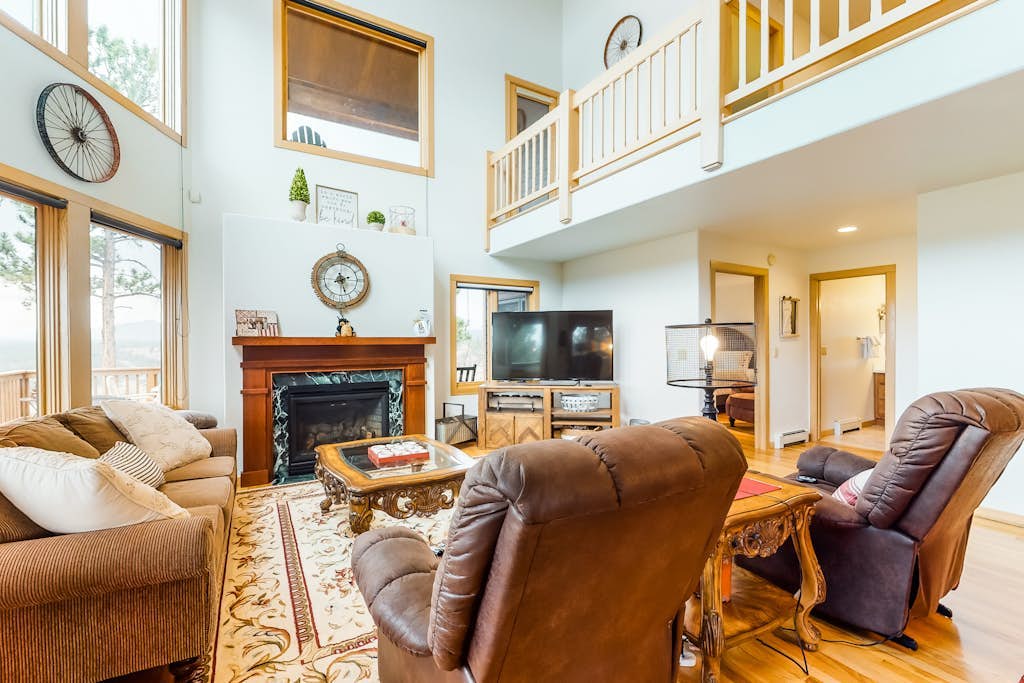 Snowbird-friendly secluded retreat with stunning views, spacious deck, & loft