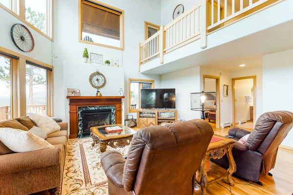 Snowbird-friendly secluded retreat with stunning views, spacious deck, & loft