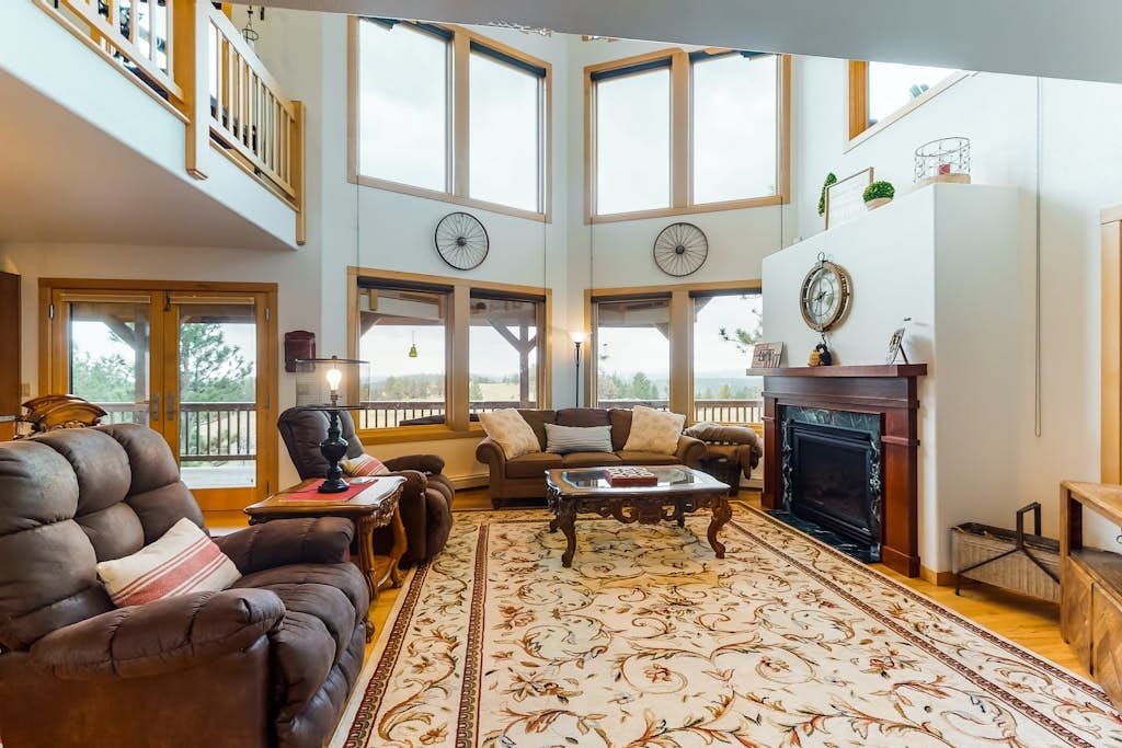 Snowbird-friendly secluded retreat with stunning views, spacious deck, & loft