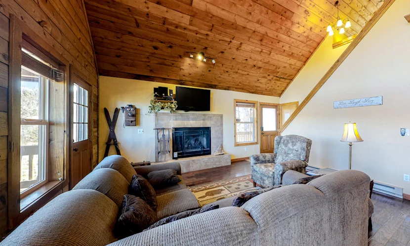 Secluded Mountain Escape W/ Full Kitchen, free WiFi, & More
