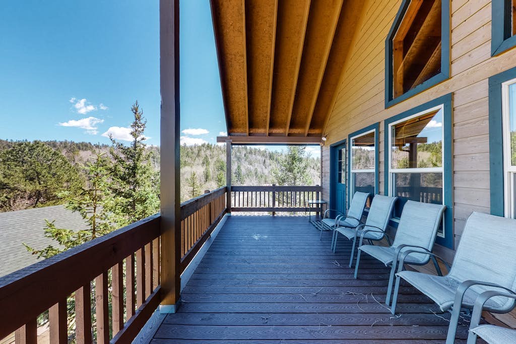 Secluded Mountain Escape W/ Full Kitchen, free WiFi, & More