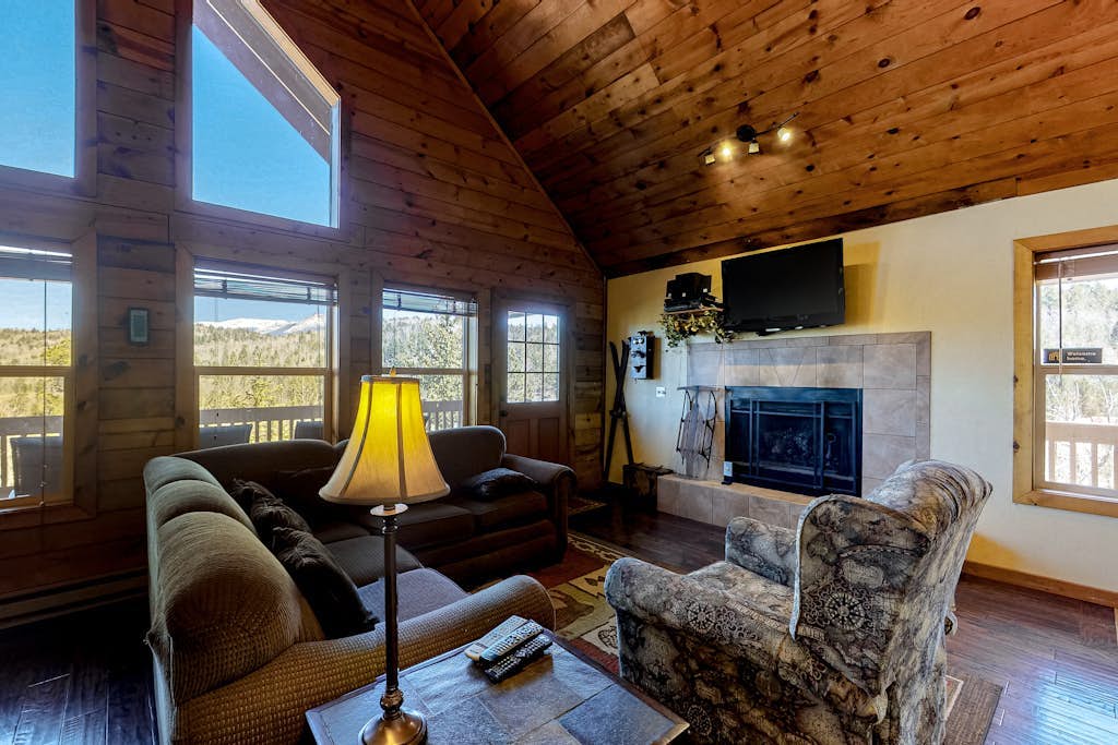 Secluded Mountain Escape W/ Full Kitchen, free WiFi, & More