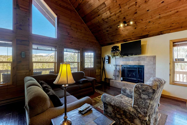 Secluded Mountain Escape W/ Full Kitchen, free WiFi, & More