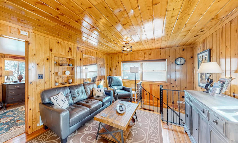 Updated, woodsy cabin with mountain view, deck & fireplace - near Pikes Peak