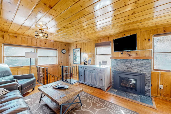 Updated, woodsy cabin with mountain view, deck & fireplace - near Pikes Peak