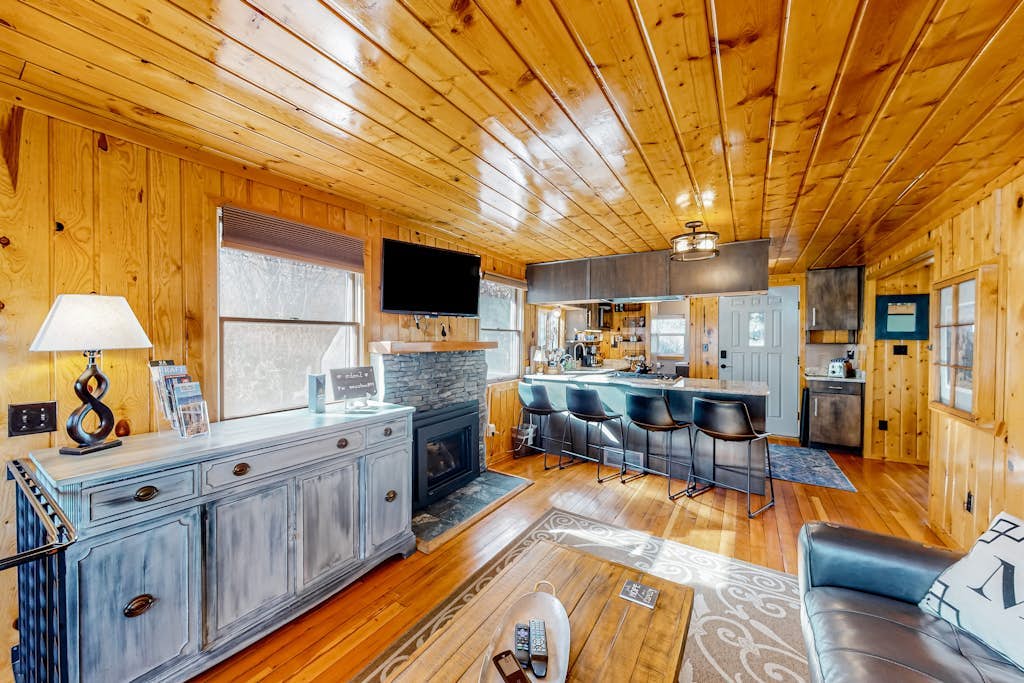 Updated, woodsy cabin with mountain view, deck & fireplace - near Pikes Peak