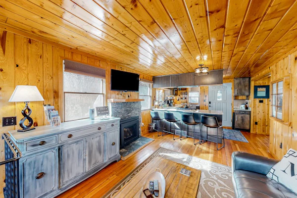 Updated, woodsy cabin with mountain view, deck & fireplace - near Pikes Peak