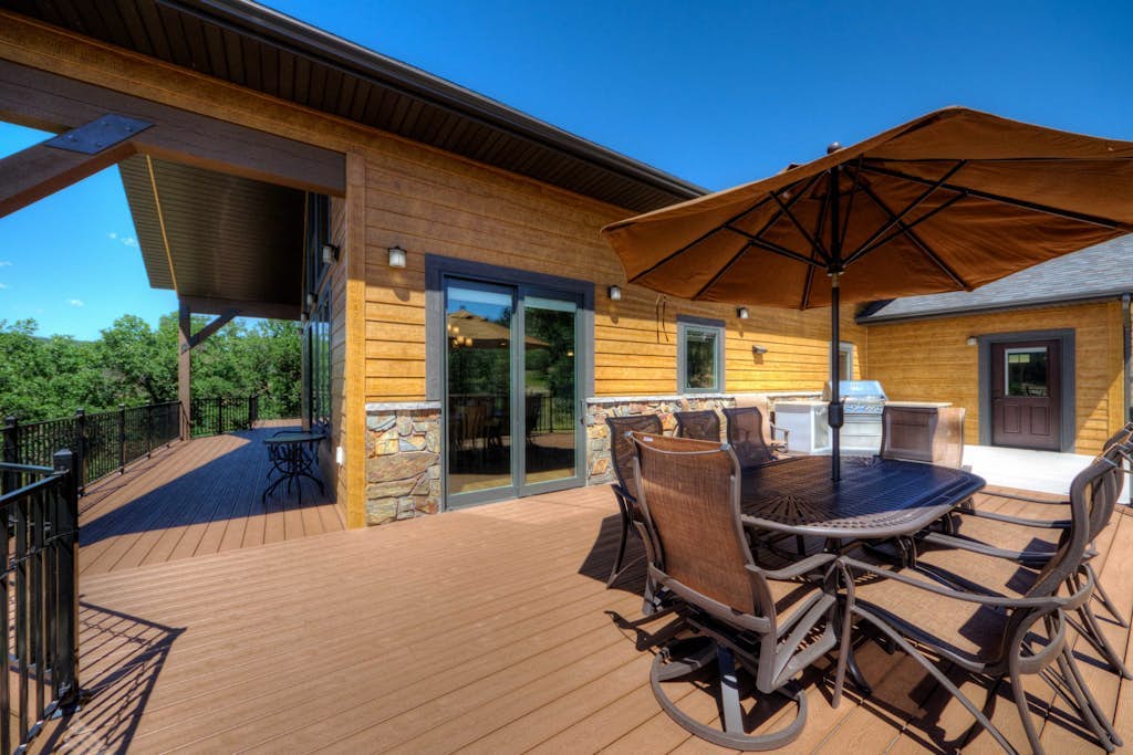 Mountain-view home w/private hot tub, natural gas grill & gas fireplaces