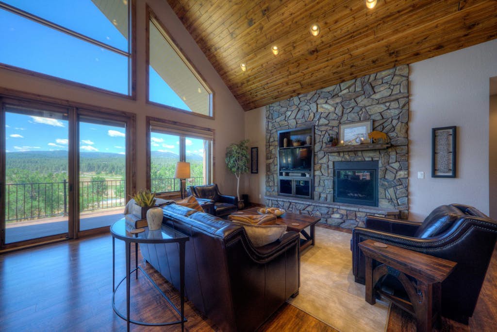 Mountain-view home w/private hot tub, natural gas grill & gas fireplaces