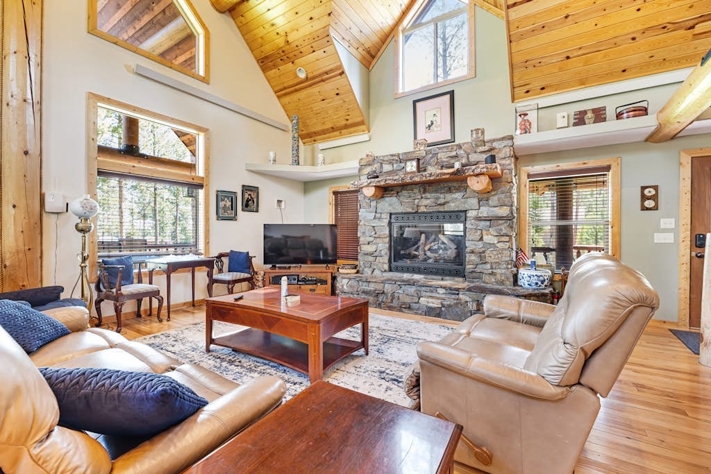 Log cabin with private hot tub, fireplaces, decks & game room - near golf course