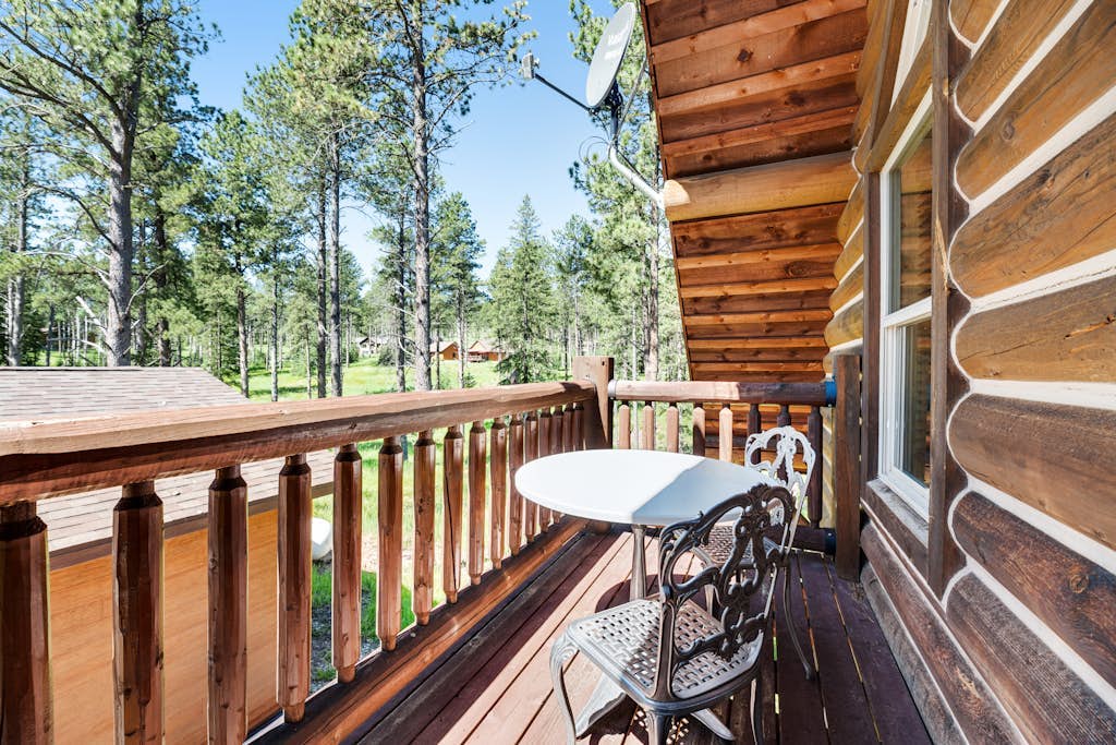 Log cabin with private hot tub, fireplaces, decks & game room - near golf course