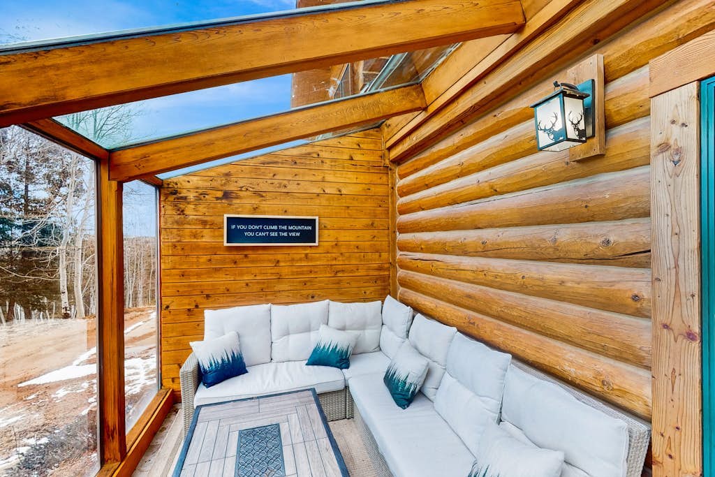 Cozy home with fully stocked kitchen, large deck, mountain views & fast wifi