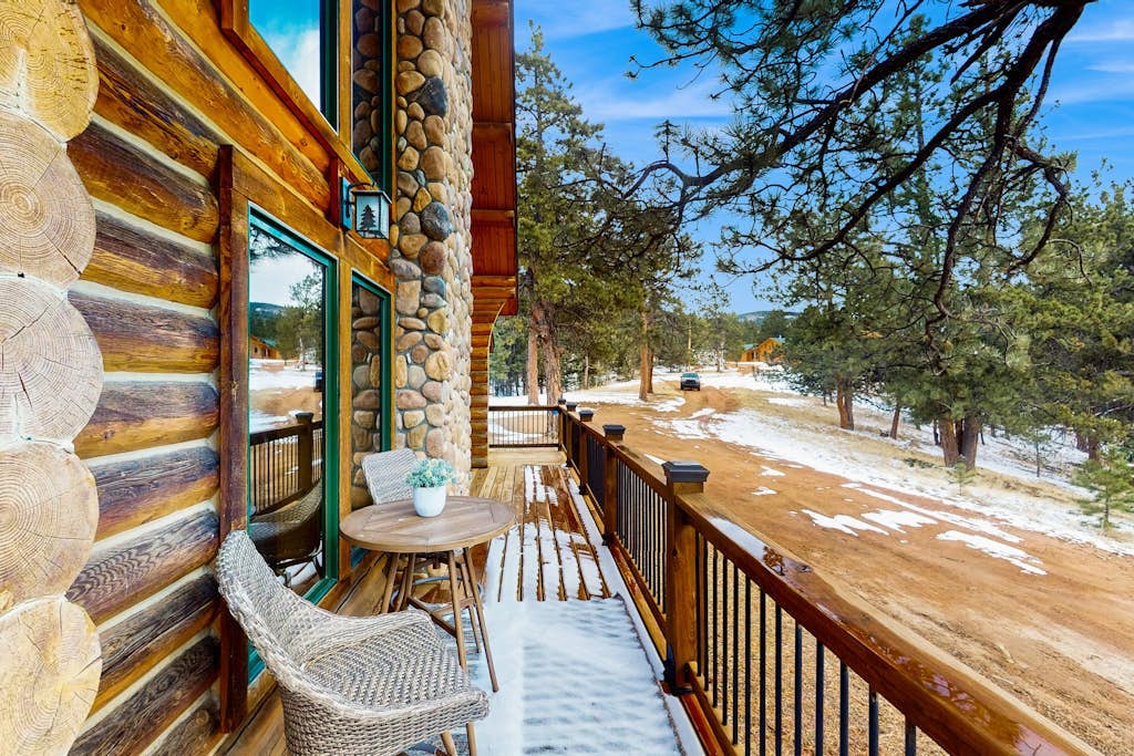 Cozy home with fully stocked kitchen, large deck, mountain views & fast wifi