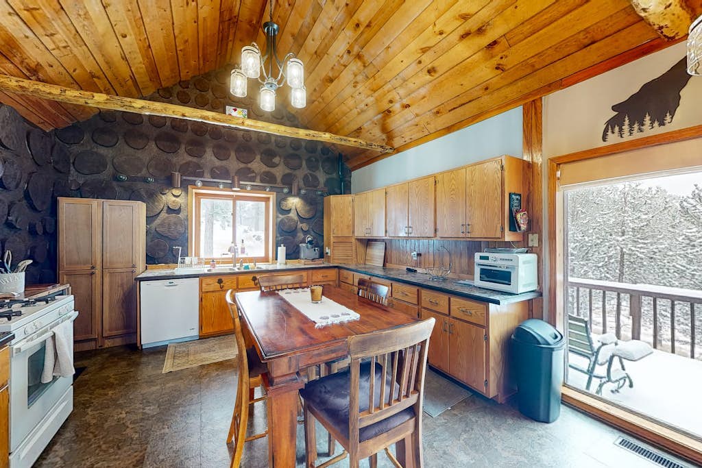 Stunning, custom-built mountain-top cabin with deck, wood stove, & streaming