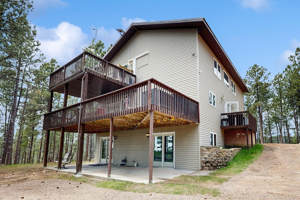 Spacious and secluded home with mountain views, gas grill, decks & home office