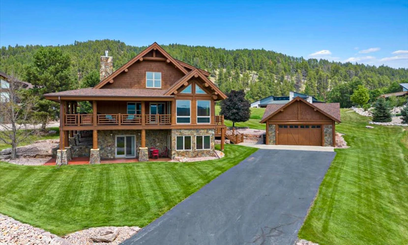 Gorgeous lodge with mountain views, fireplace, game room, hot tub & grill